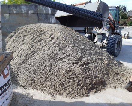 Zand is los verkrijgbaar vanaf 500 kg, we hebben ook zakjes van 40 Kg.