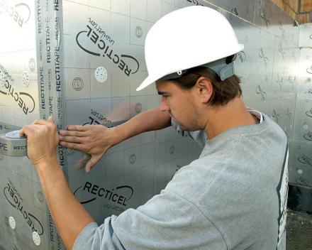 De naden van de platen worden afgekleefd met en specifieke tape om de winddichtheid van de muur te verbeteren.